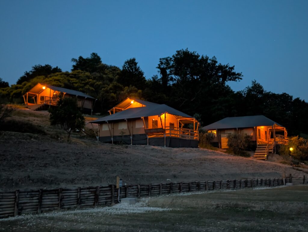 De glampingtenten bevinden zich op een prachtige plek op de camping